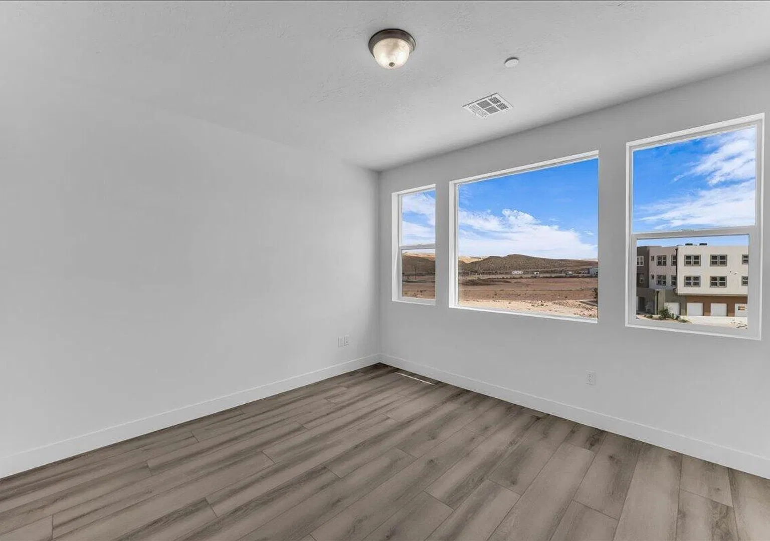 Modern 2 Bedroom Condo in Desert Color! 6 month lease! — Photo 3