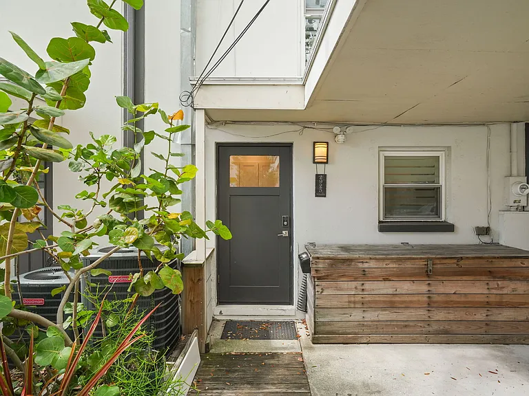 2925 W Santiago St — Photo 29