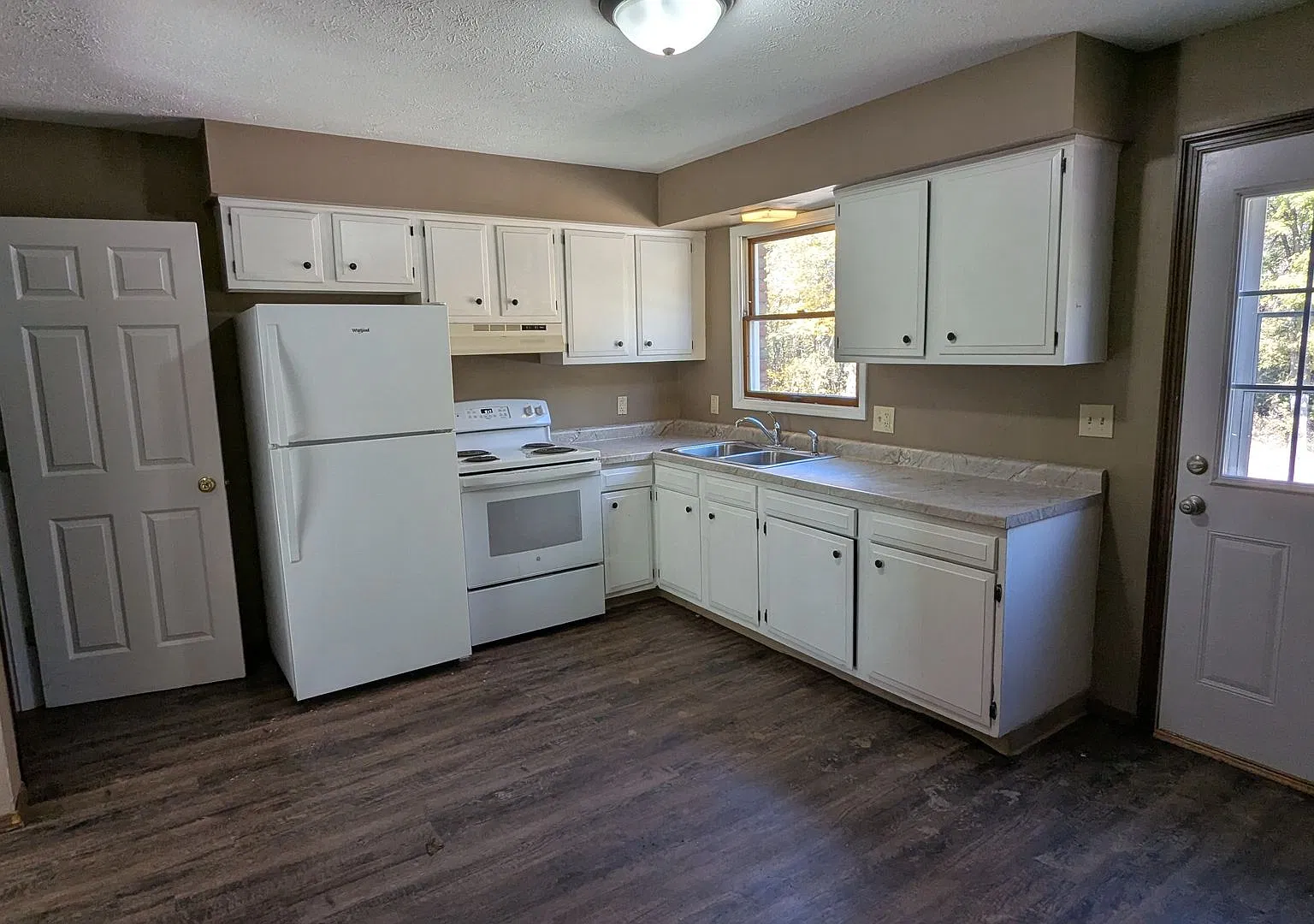 SJR Apartments, LLC 145-151 Elm St NE — Photo 4