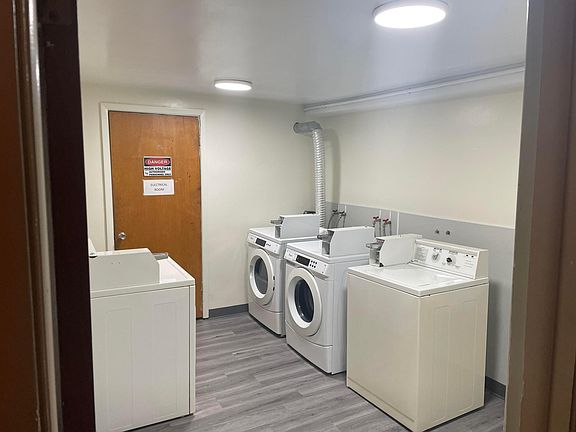 2nd image of 1685 Jane Dr APT 5