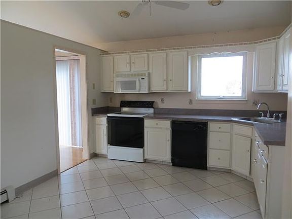 3rd image of 20 Lexington Dr
