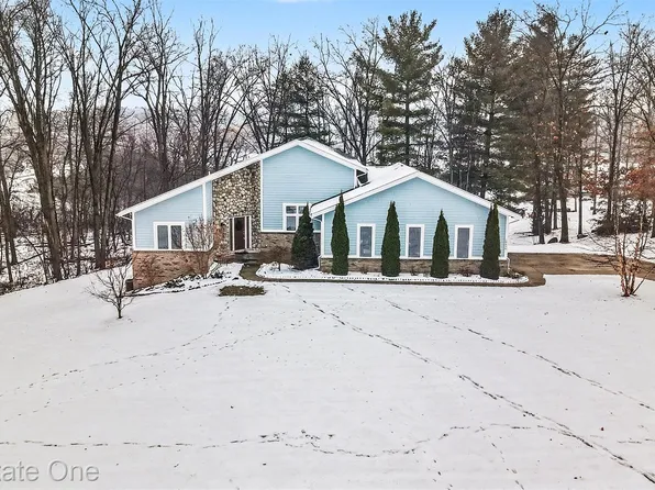 10456 Oak Shore Dr, South Lyon, MI 48178