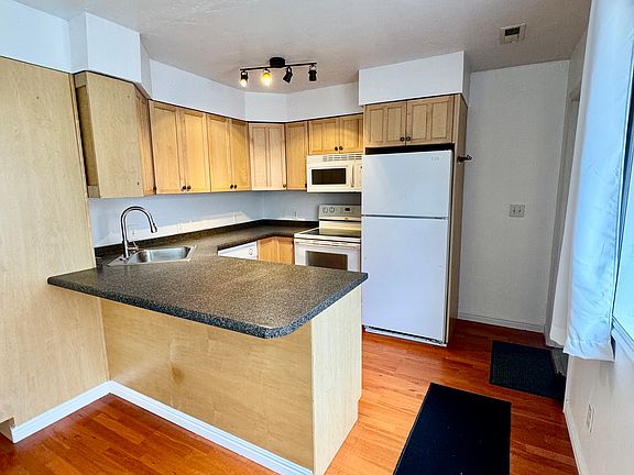 3rd image of 1856 E Vine St #2