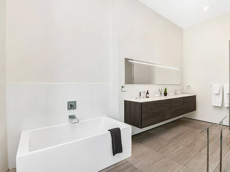460 N Kings Rd — Photo 10