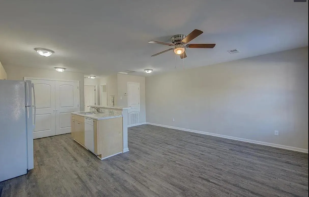 214 Poplar St - Poplar 7 — Photo 4