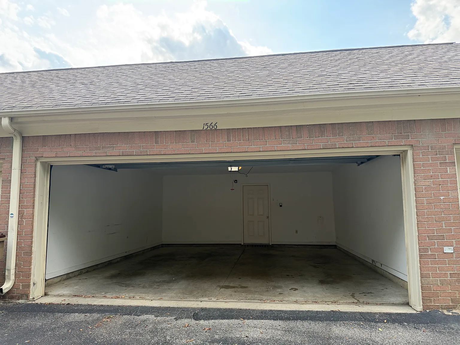 2 bed, 2.5 bath, 1400 sqft, $1,800 — Photo 2