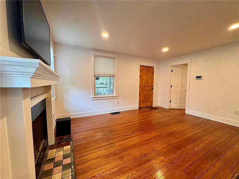 687 Brownwood Ave SE — Photo 5