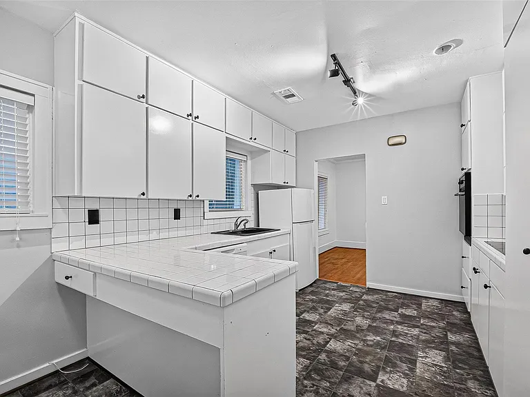 1758 Hawthorne St #2 — Photo 8