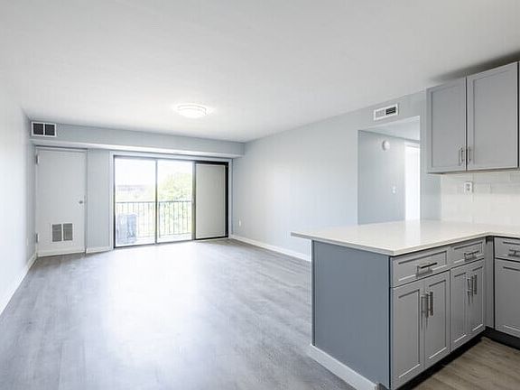 4th image of 101 Kennedy Dr #Dg