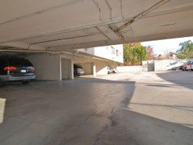 7320 Hazeltine Avenue (5295) — Photo 26