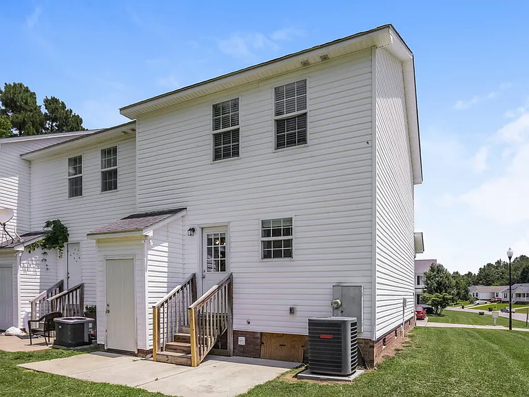 101 Mayfair Ct — Photo 17