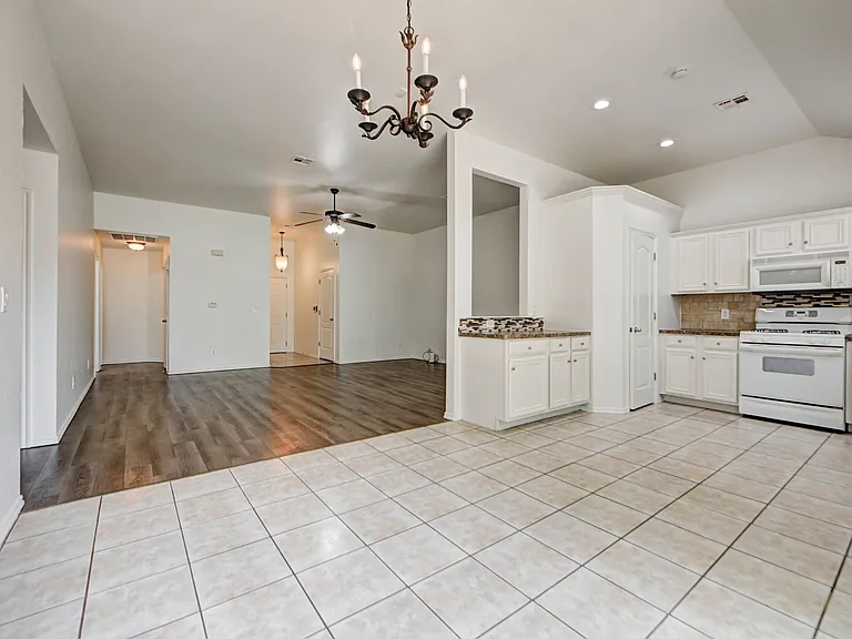 608 Cavecreek St — Photo 13