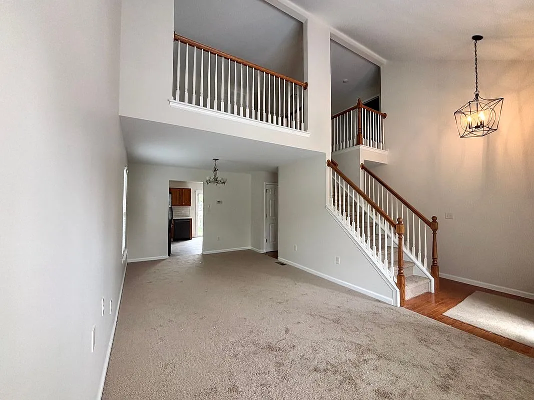 3 bed, 2.5 bath, 1948 sqft, $2,800 — Photo 2