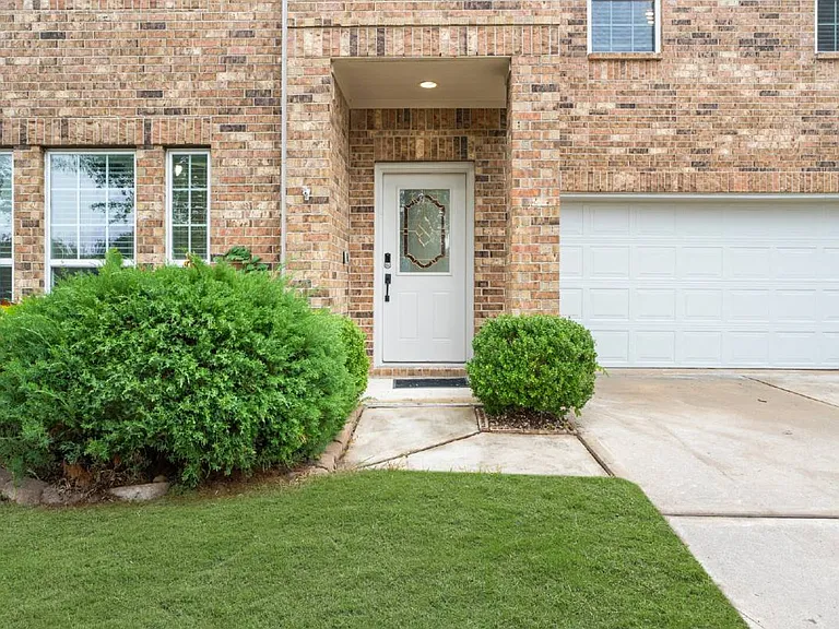 6605 Fallen Breeze Ln — Photo 3