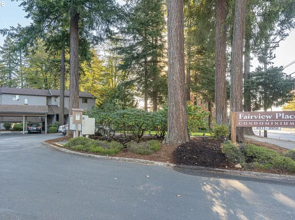 8948 SW Fairview Pl, Portland, OR 97223