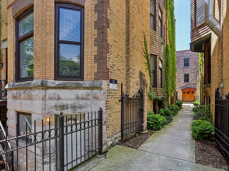 2212 N Sedgwick St #1 — Photo 2