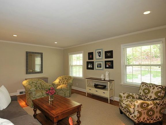 3rd image of 869 Kenwick Dr