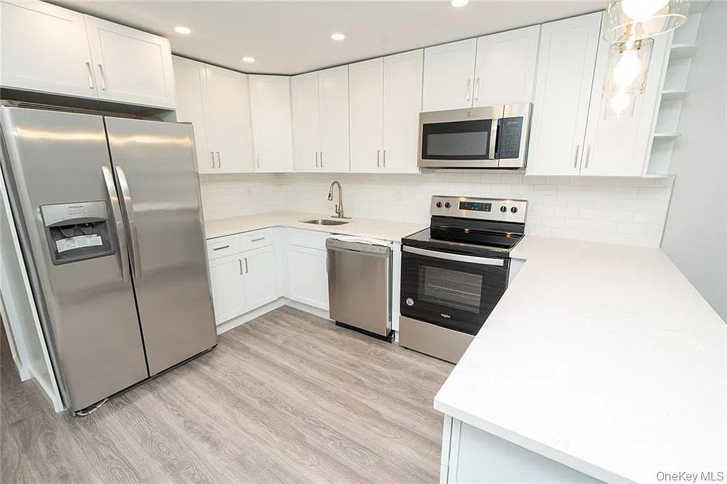 3 bed, 2.0 bath, 1742 sqft, $3,050 — Photo 2
