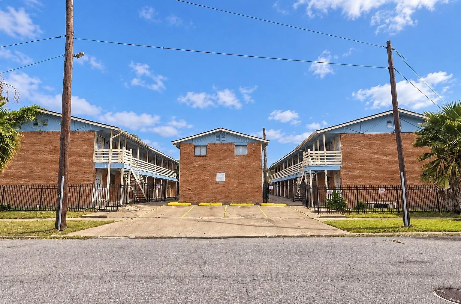 2 bed, 1.0 bath, 726 sqft, $900 — Photo 1