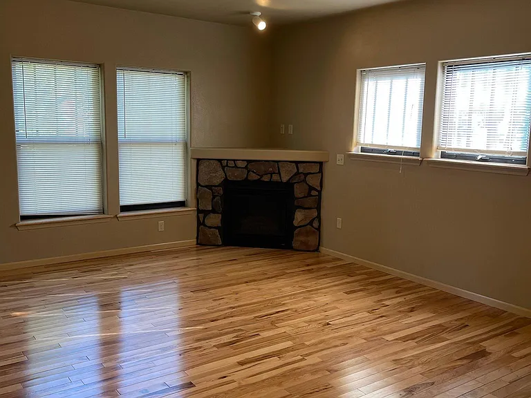 821 E Jefferson St #11 — Photo 6