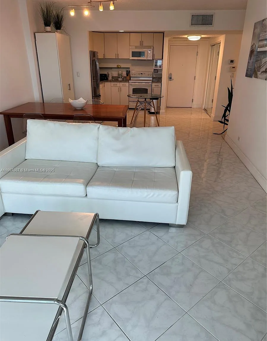 2 bed, 960 sqft, $6,000 — Photo 3