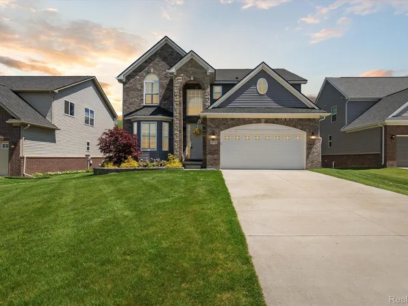 30796 Asbury Hill Dr, New Hudson, MI 48165