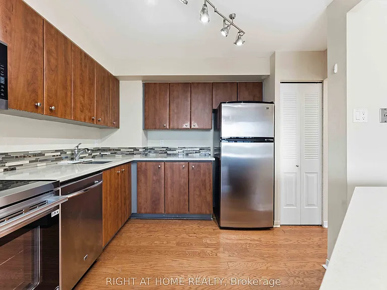 2759 Carousel Cres #911 — Photo 19