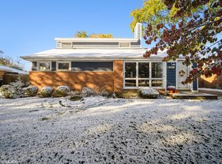 890 Meadow Rd, Northbrook, IL 60062