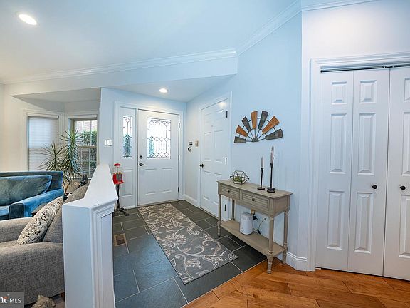 4th image of 127 Springton Mews Cir