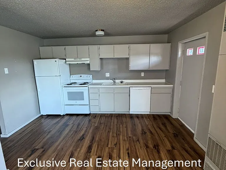 608 Riverside Dr — Photo 8