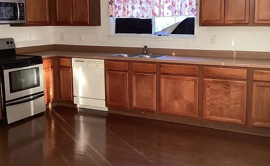 4 bed, 2508 sqft, $1,700 — Photo 3