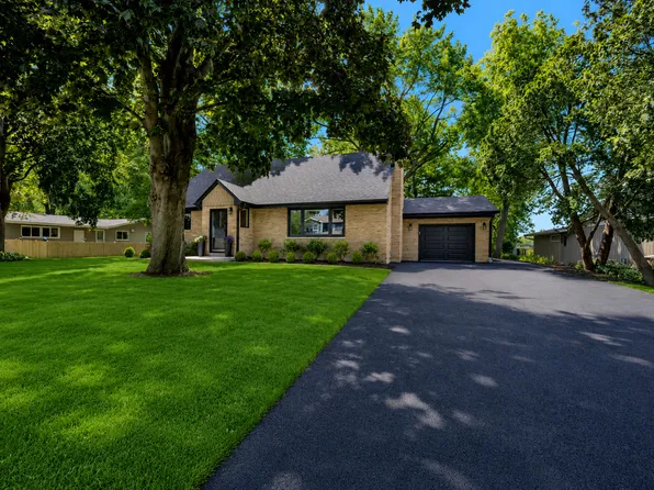 141 Adler Dr, Libertyville, IL 60048