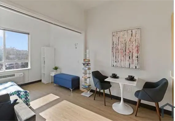 4252 Crenshaw Blvd — Photo 5