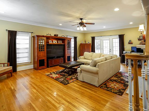 4th image of 444 Woodbridge Dr