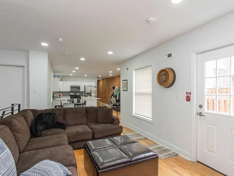 1629 Wallace St #1R — Photo 12