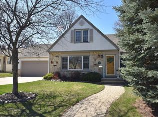 541 Elm Spring Ave, Wauwatosa, WI 53226