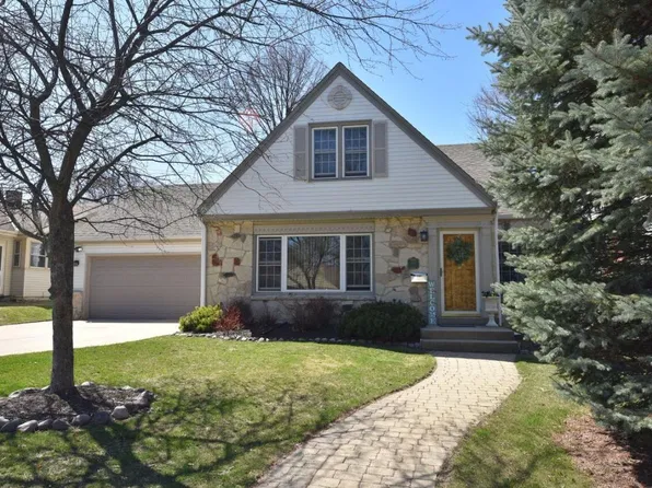 541 Elm Spring Ave, Wauwatosa, WI 53226