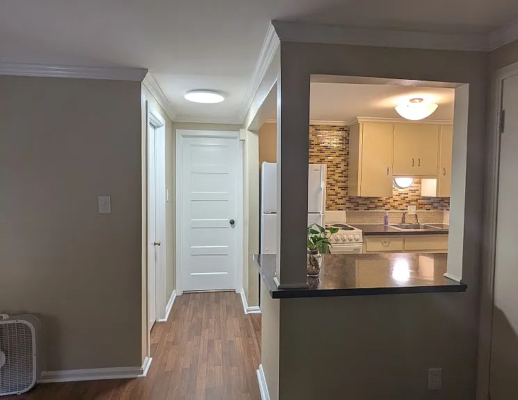 275 E Marshall St — Photo 14