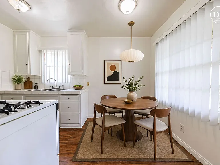 650 W Wilson Ave — Photo 12