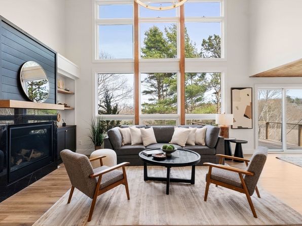 37 Cliff St, Plymouth, MA 02360
