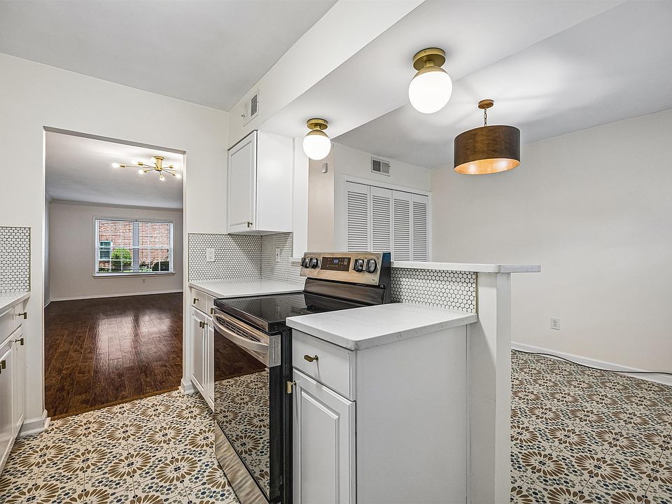 1st image of 533 Peabody Sq #533
