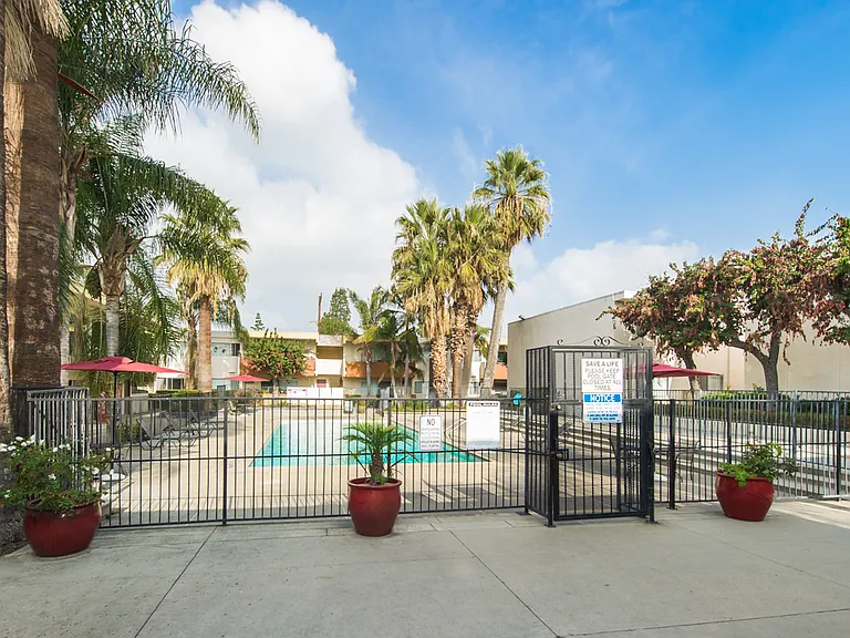 Las Palmas Apartment Homes — Photo 5