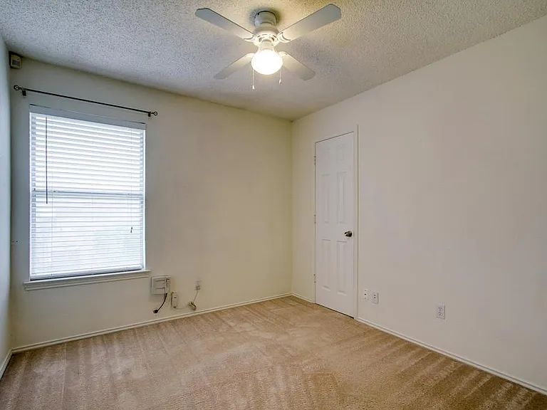 2104 Regency Dr — Photo 13