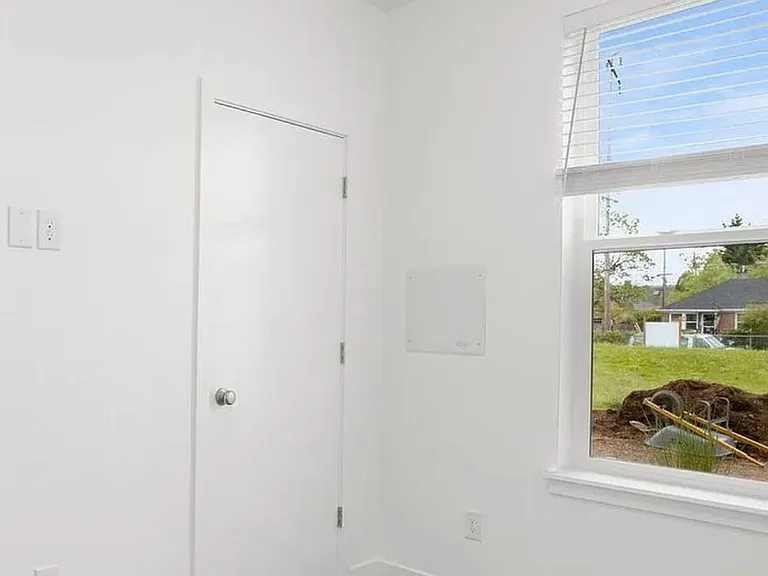 4384 N Gantenbein Ave — Photo 29