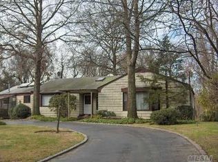 9 Glenby Ln, Glen Head, NY 11545
