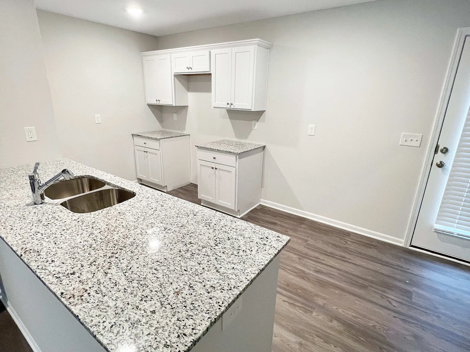 3 bed, 2.5 bath, 1271 sqft, $1,685 — Photo 2