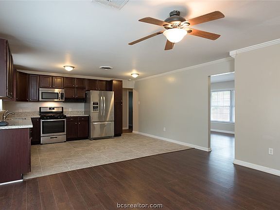3rd image of 906 Lazy Ln