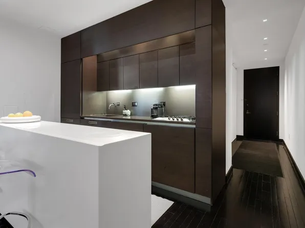 20 Pine Street 516 image 3 of 10