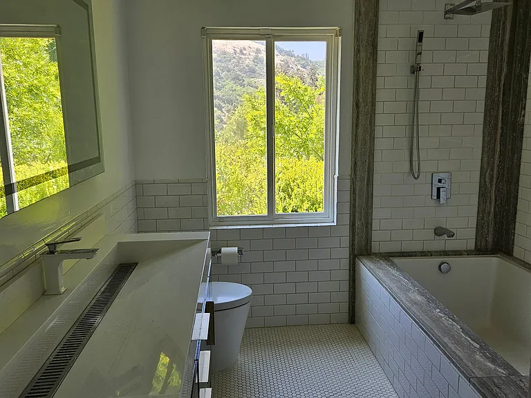 2828 Benedict Canyon Dr — Photo 12