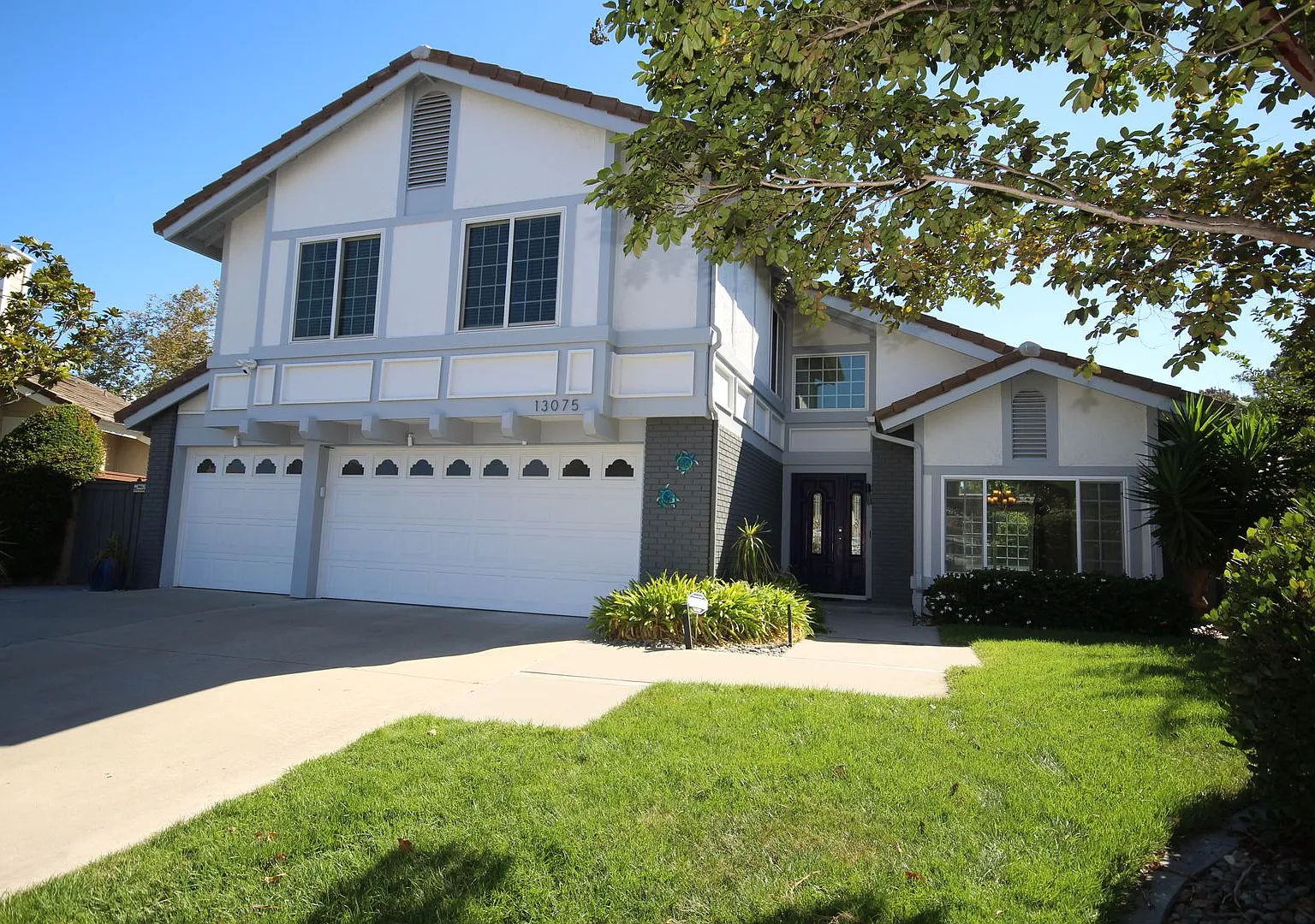 Del Mar Heights Home 4 Bedroom + bonus room, 2.5 Baths 3 Car Garage — Photo 2